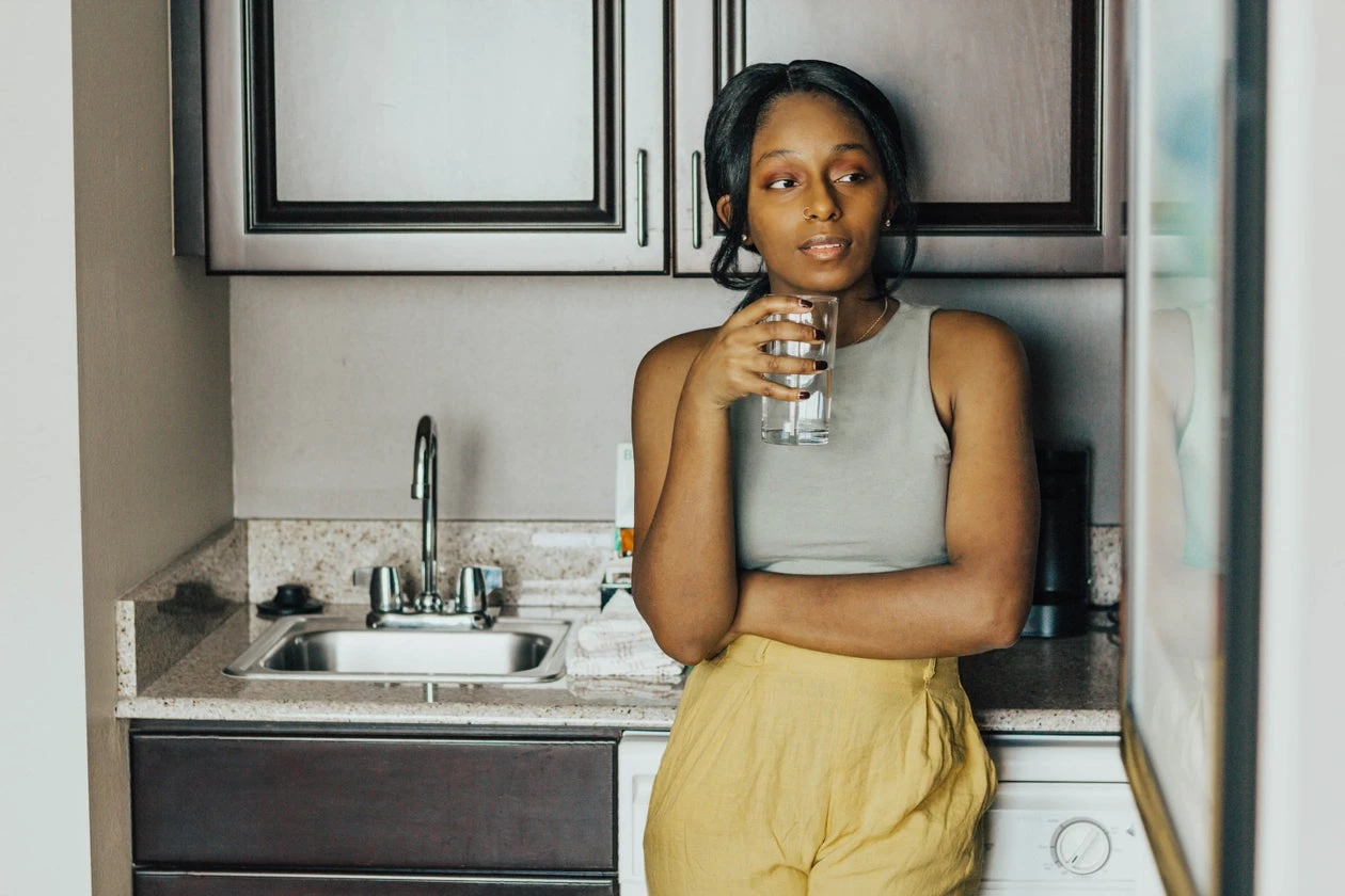 Femme buvant de l'eau pure à Abidjan